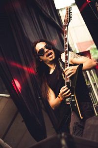 Steve Layton - Perpetual Warfare, Msicos Metaleros y Rockeros